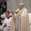 El papa Francisco se ve flanqueado por el maestro jefe de ceremonias del Vaticano, el obispo Diego Giovanni Ravelli, a la derecha, y el maestro de ceremonia, el obispo Krysztof Marcjanowicz, mientras preside una misa en la basílica de San Pedro en el Vaticano el día de Año Nuevo, el miércoles 1 de enero de 2025. (AP Foto/Andrew Medichini)
