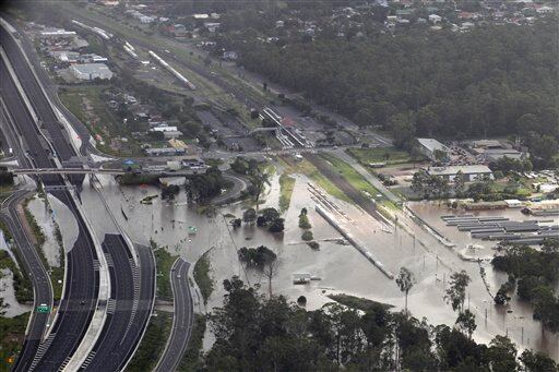 Ipswich, oeste de Brisbane / El Río Brisbane se desbordó de su cauce el martes y continuaba creciendo el miércoles, parcialmente controlado por una gran represa río arriba que ha abierto sus compuertas porque las aguas han llegado hasta el borde debido a las lluvias torrenciales en todo el estado.