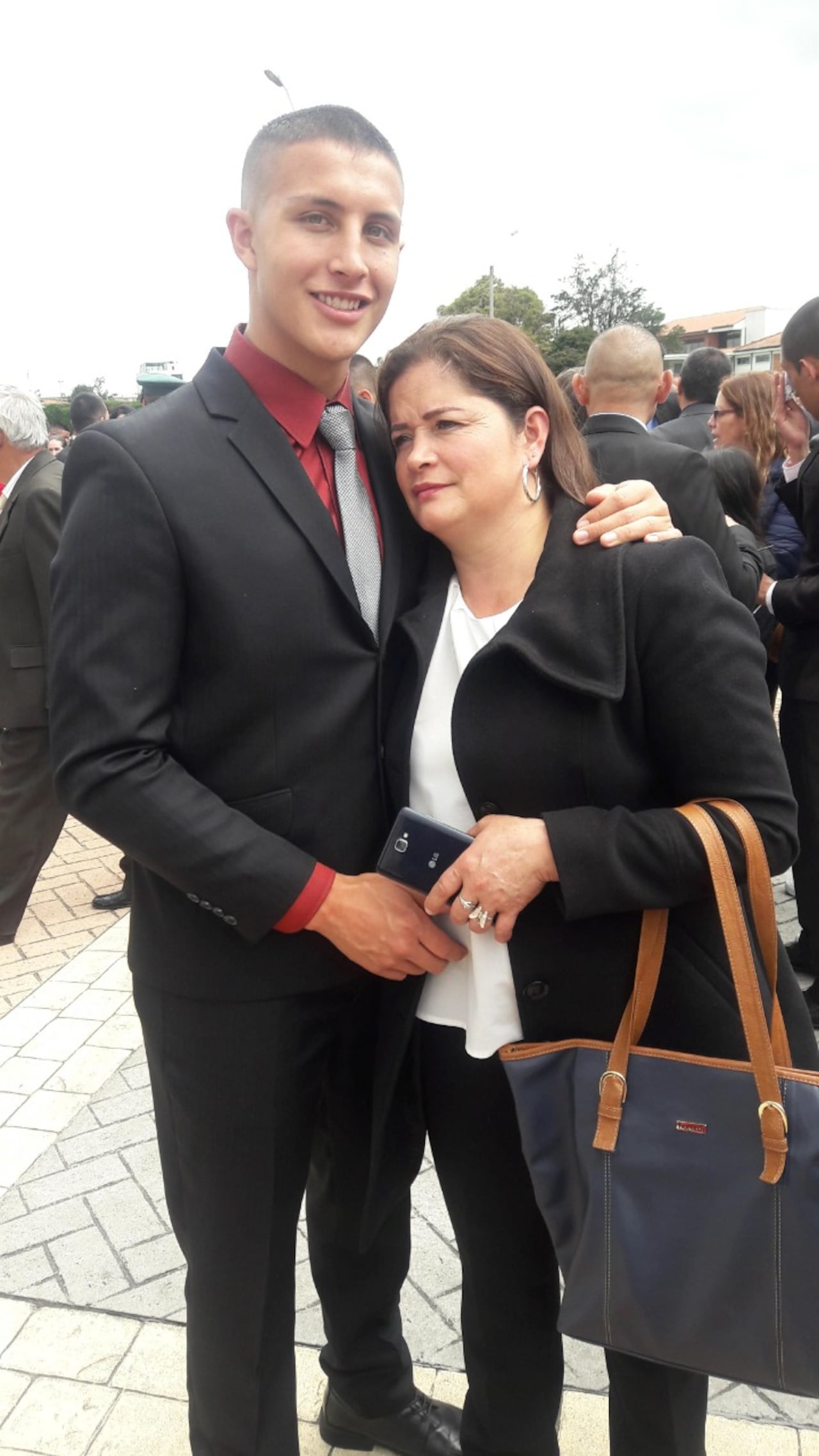 Pasó de ser ayudante de construcción a oficial del Ejército Nacional