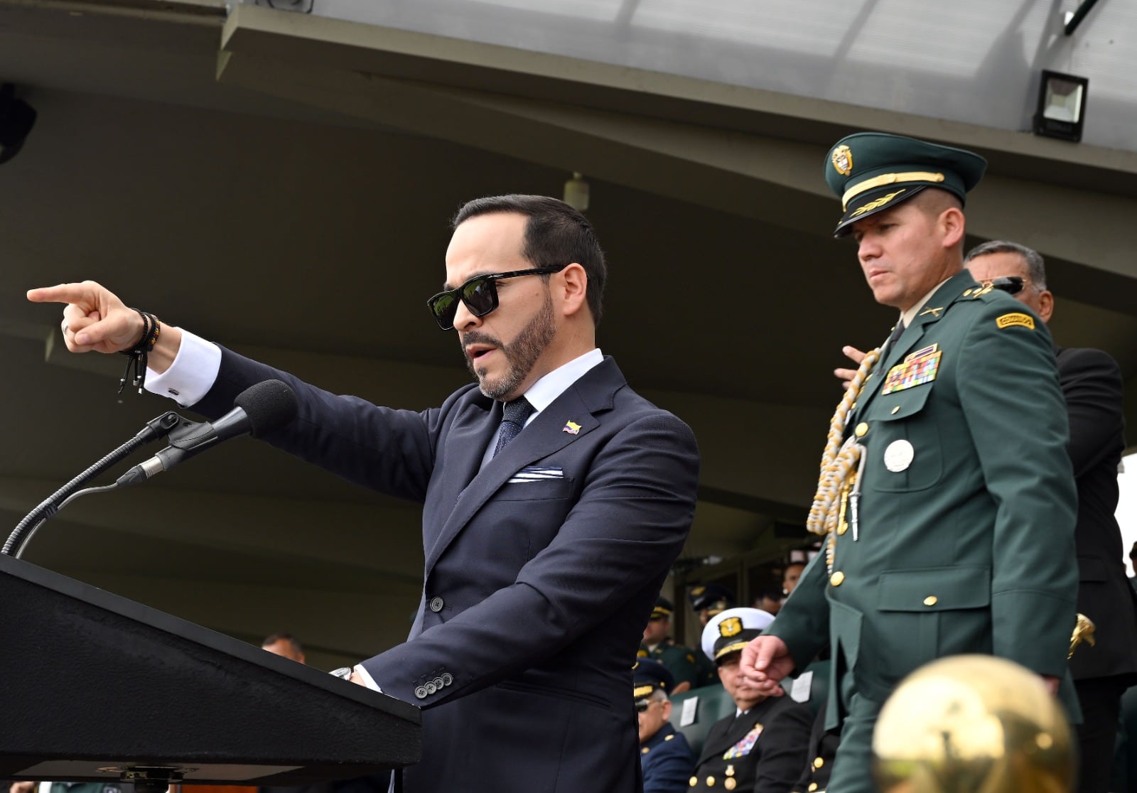 ABelardo de la Espriella presidente de Colombia toma de Mando de los comandantes del Ejército, la fuerza aérea, Armada Nacional y Policía Nacional. Reconocimiento de tropas en la Escuela Militar José María Córdoba.
