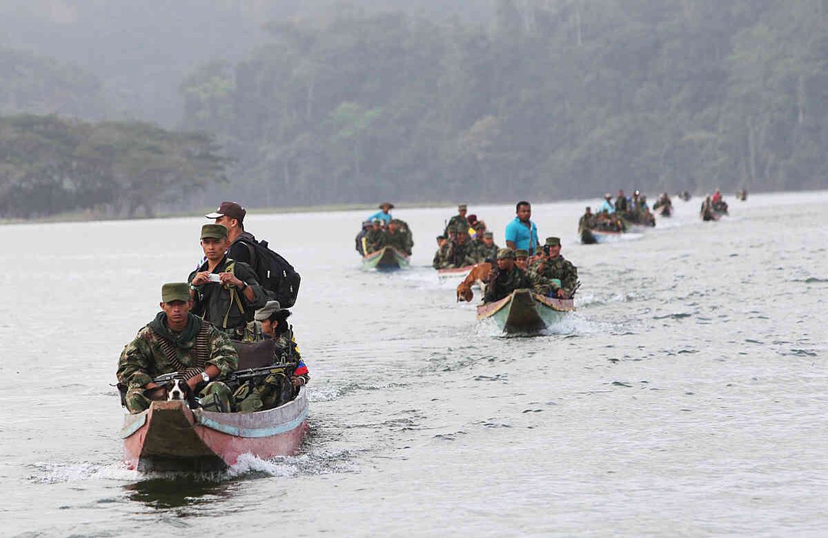 Shakira, una perra criolla va junto a Ramiro. Hacen parte del frente 58 de la guerrilla de las Farc y se desplazaban por las cristalinas aguas de la represa de Urrá en Tierralta, Córdoba, el 1 de febrero de 2017. La guerra había terminado para ellos. A su arribo al sitio de concentración conocido como Gallo, cinco campesinos los esperaban con un letrero que decía: “Bienvenidos”.