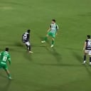 Momento de la jugada en el Atanasio