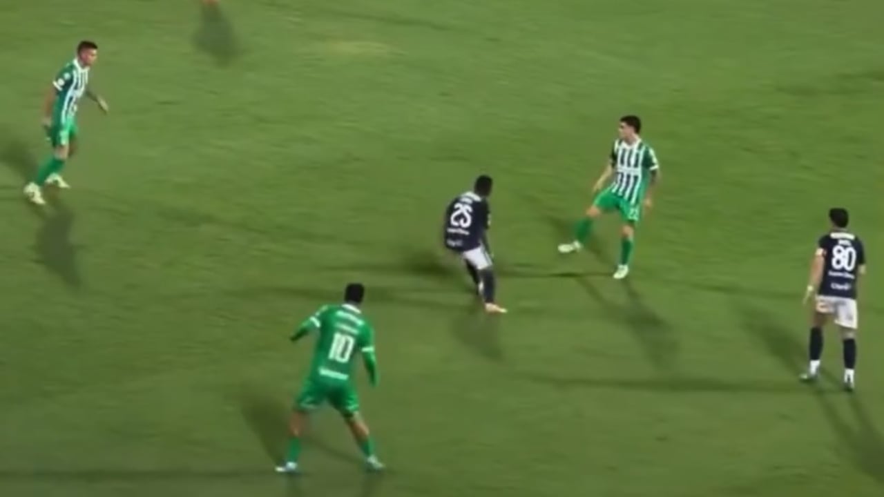 Momento de la jugada en el Atanasio