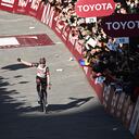 Tadej Pogacar celebra al llegar a la meta en la Strade Bianche 2022