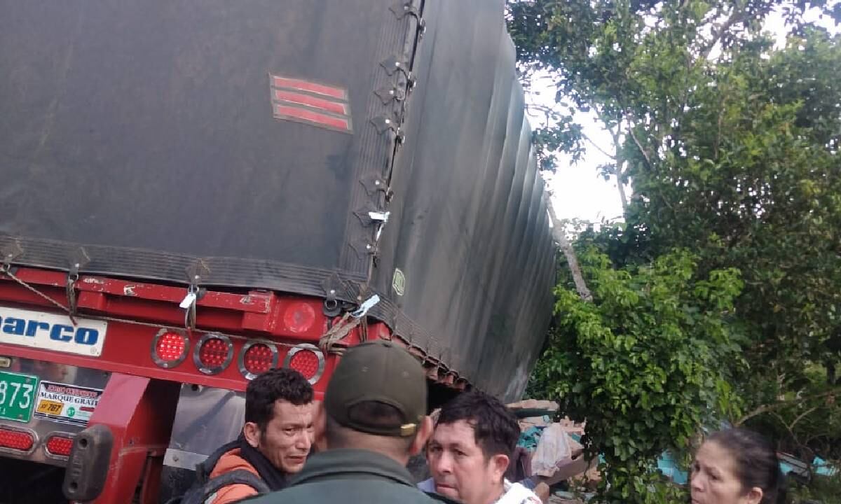 Conductor perdió el control de tractomula y terminó estrellado contra una vivienda.