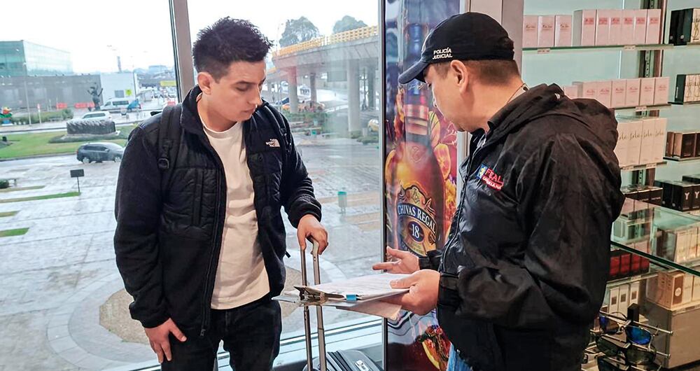     Detrás de su fachada de político comprometido con causas sociales y ambientales, Luis Ángel Castañeda es un narco pedido por la justicia de Estados Unidos por tráfico de cocaína y fentanilo.