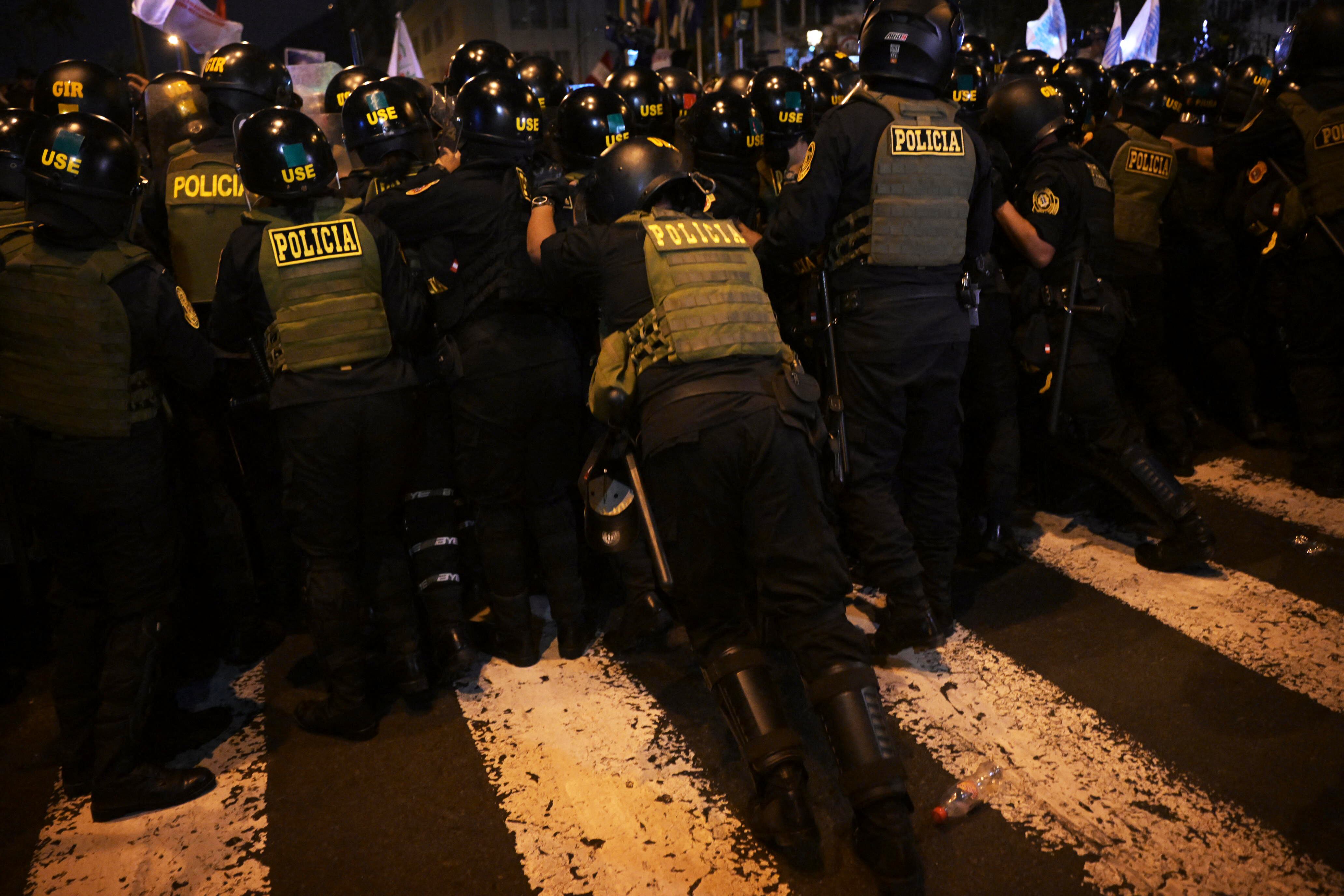 Miembros de la policía chocan con opositores al gobierno de la presidenta peruana Dina Boluarte durante una manifestación nacional contra Boluarte en Lima, el 19 de julio de 2023.