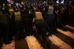 Miembros de la policía chocan con opositores al gobierno de la presidenta peruana Dina Boluarte durante una manifestación nacional contra Boluarte en Lima, el 19 de julio de 2023.