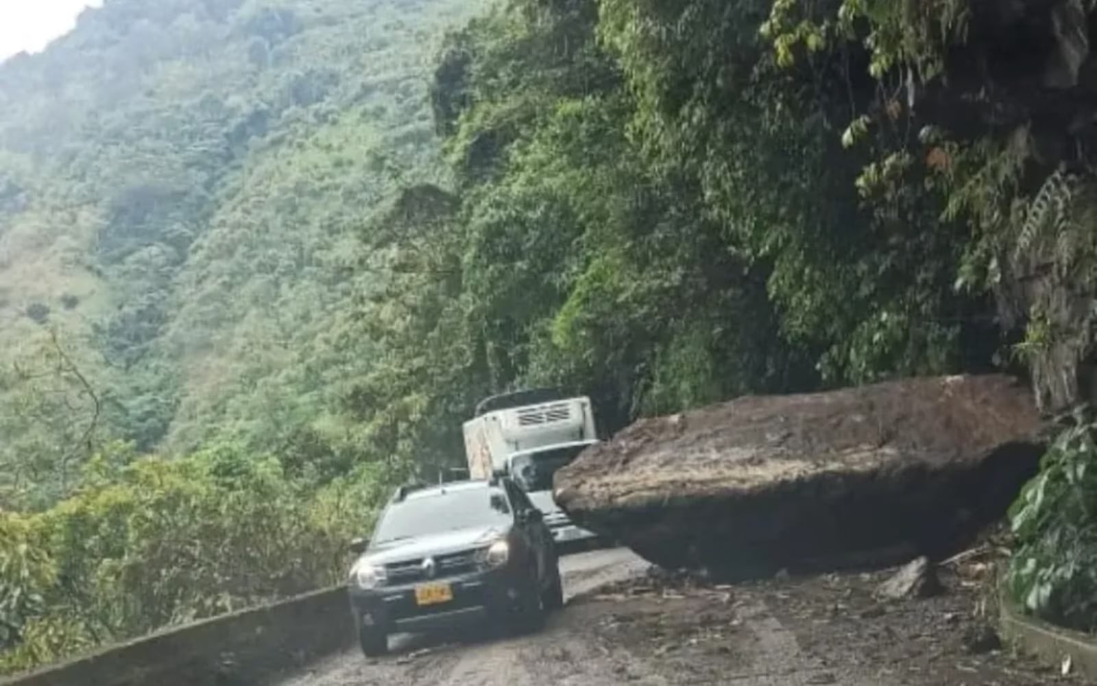 La roca será retirada con explosivos por parte de expertos