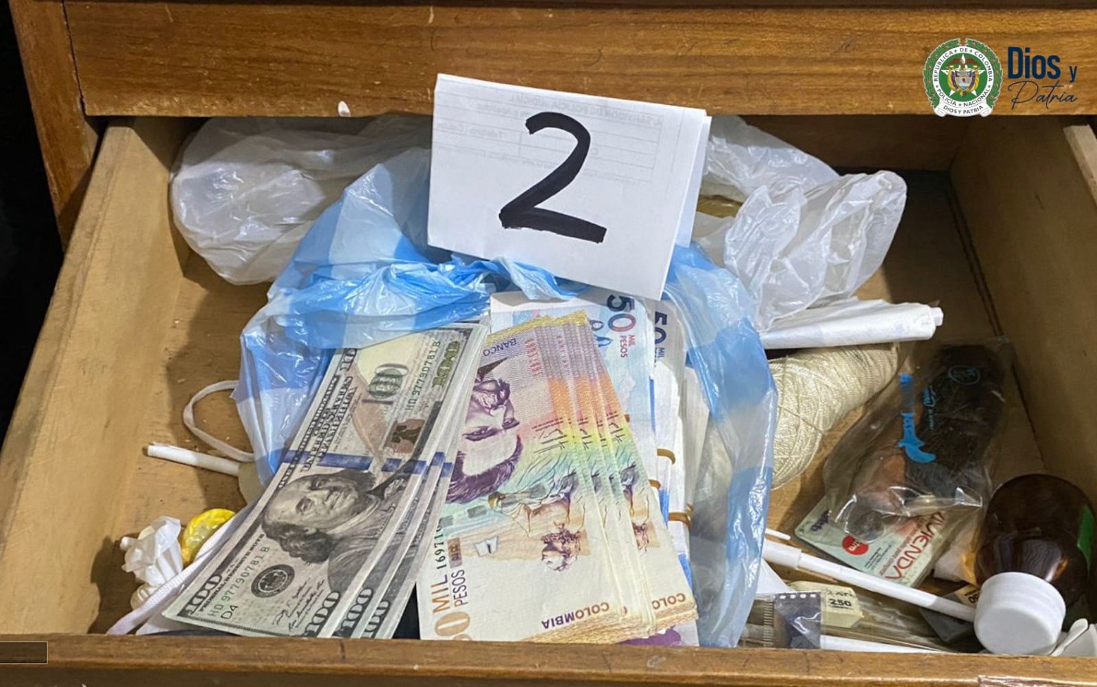 La organización se encargaba de falsificar billetes de dólares y pesos colombianos para venderlos a un precio inferior a su valor original.