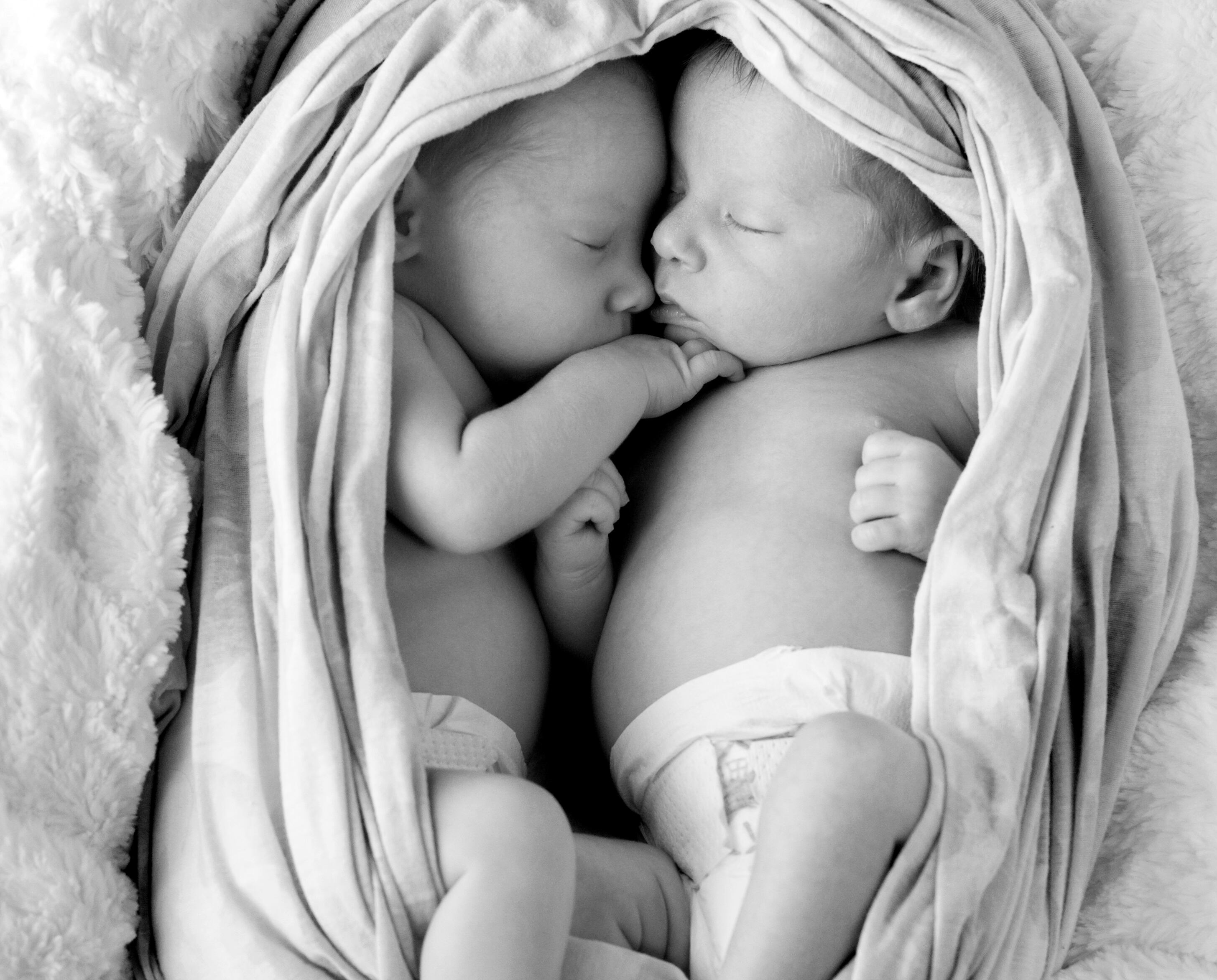 Gemelos en el Reino Unido nacen con diferente color de piel y cabello