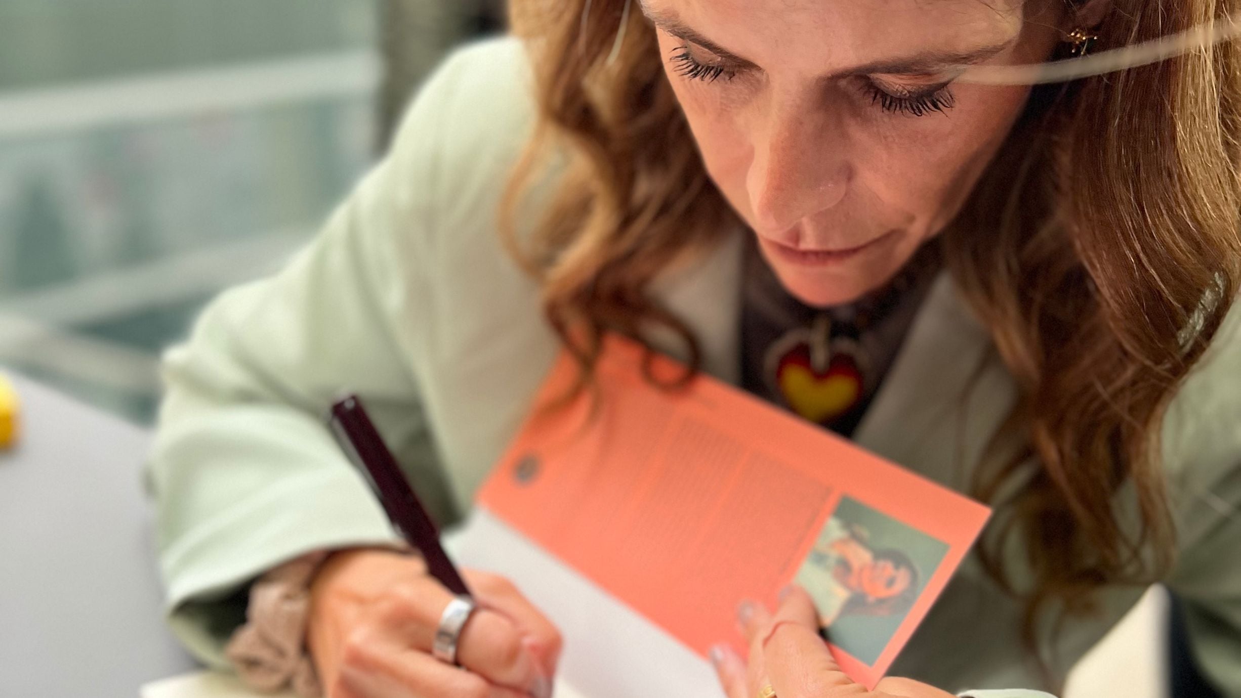 “La felicidad imperfecta nace de entender que la vida nunca estará completamente resuelta. No se trata de resignarse, sino de elegir conscientemente seguir construyendo aún cuando existan circunstancias que no podemos cambiar”, explica la autora.