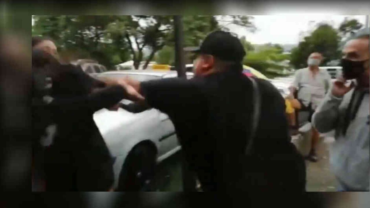Video: ¿Por qué seguidor uribista golpeó mujer en marcha a favor de Uribe?