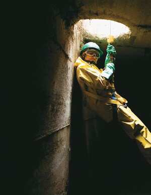 Jacqueline Larota es una de las siete muieres de un equipo de 250 personas de la Empresa de Acueducto y Alcantarillado de Bogotá que se dedican a destapar cañerias.