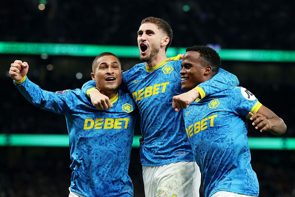 La Premier League dejó otro episodio difícil para Wolverhampton, pero el técnico decidió mover sus fichas y le abrió la puerta a Jhon Arias en el once inicial.