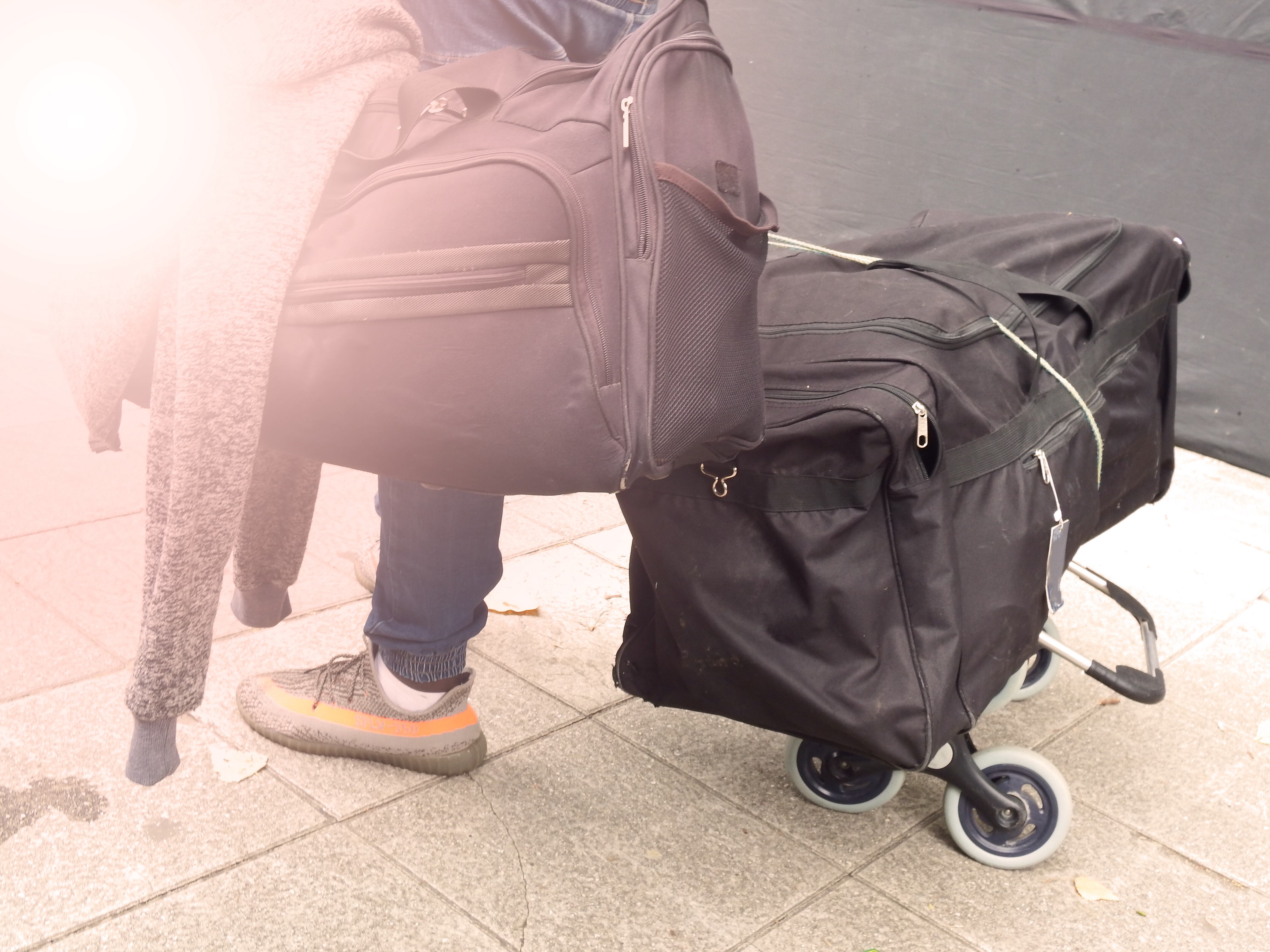 la secretaria de Seguridad Nacional de Estados Unidos, Kristi Noem, ha dejado claro que incluso los inmigrantes que esperan una decisión sobre su solicitud de asilo podrían enfrentar deportación.