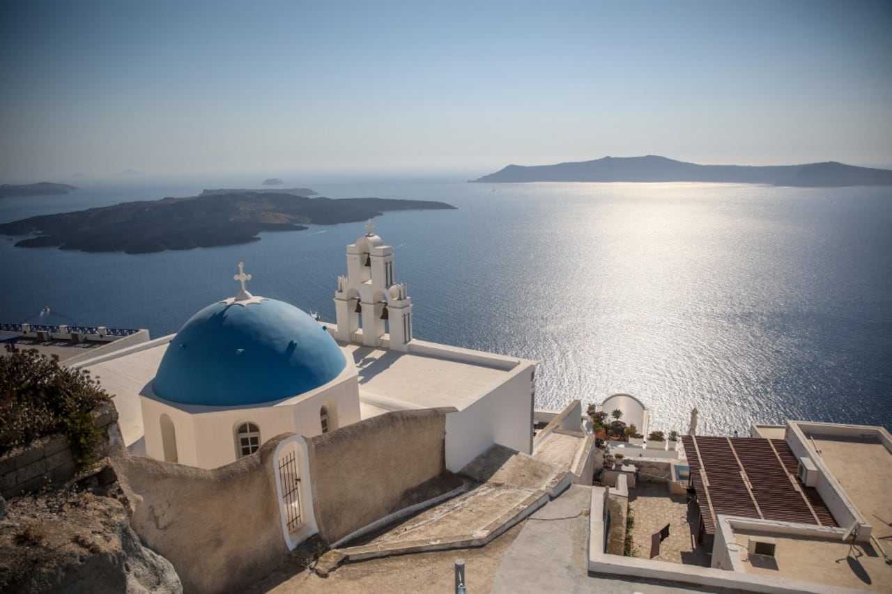 Esta vista general muestra las Tres Campanas de Fira, la Iglesia Católica de la Dormición, en el pueblo de Fira en la isla griega de Santorini el 19 de julio de 2024 (Foto de Aris Oikonomou / AFP)