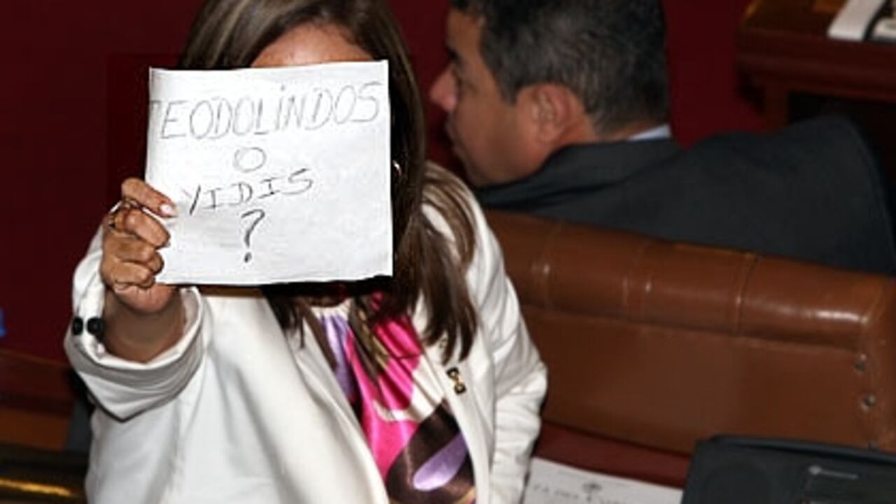 Anoche durante la sesión de la Cámara, algunos representantes protestaron por lo que consideran presiones indebidas del gobierno para influenciar su voto. Algunos compararon la situación con el cohecho en el que incurrieron Yidis Medina y Teodolindo Avendaño para pasar la primera reelección.