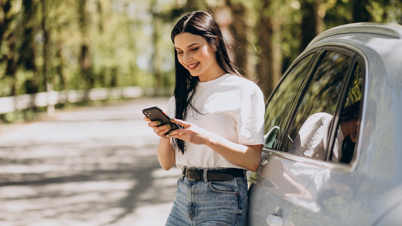 Con el propósito de facilitar este proceso, VML Holding, empresa colombiana especializada en asistencias de tránsito inteligente, desarrolló Leoncy, una aplicación que centraliza la información vehicular y permite a los usuarios organizar y consultar sus documentos de forma segura.