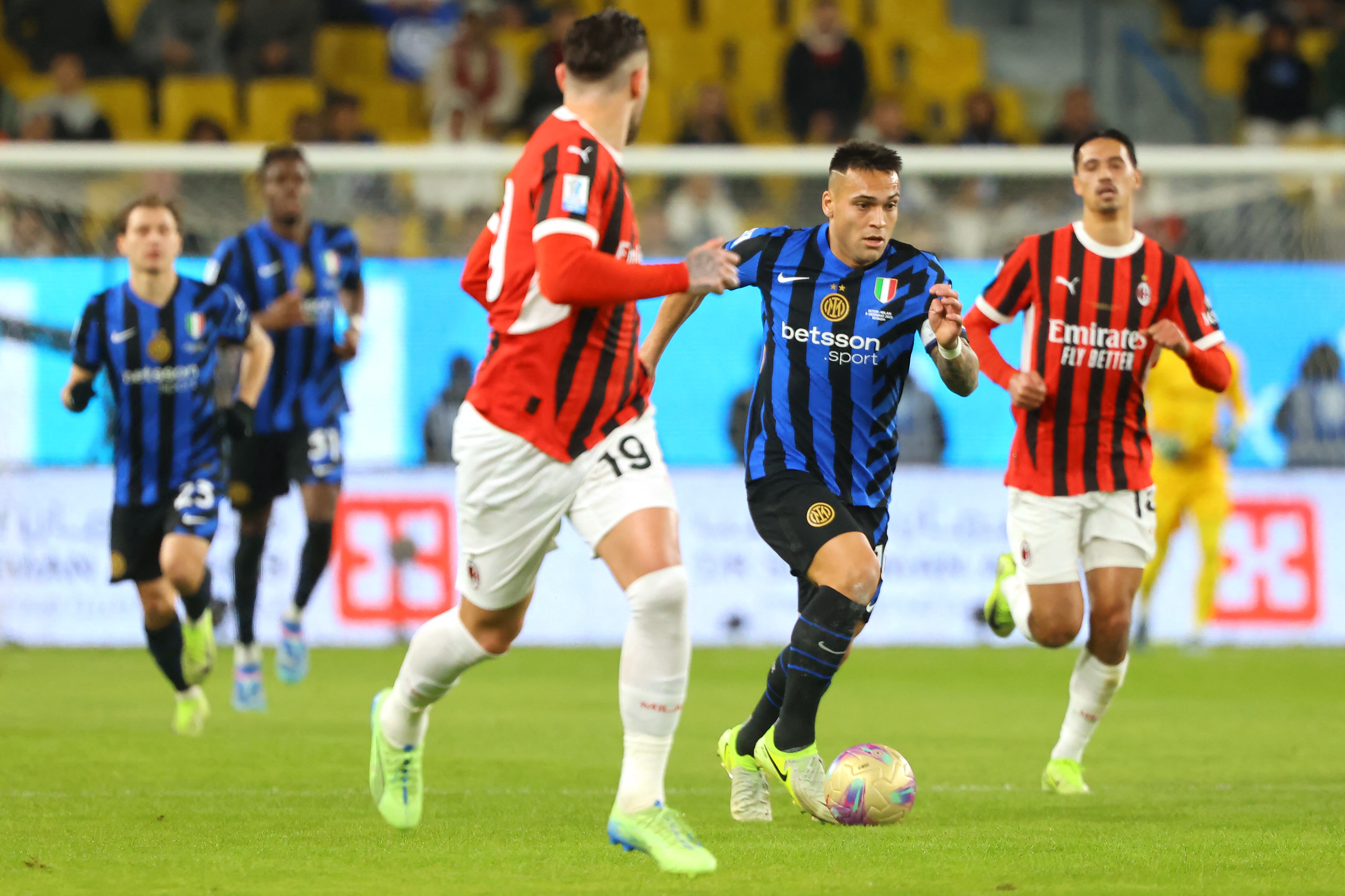 El delantero argentino del Inter de Milán #10 Lautaro Martínez corre con el balón durante el partido de fútbol de la final de la Supercopa de Italia entre el Inter de Milán y el AC Milan en el Al-Awwal Park de Riad el 6 de enero de 2025.