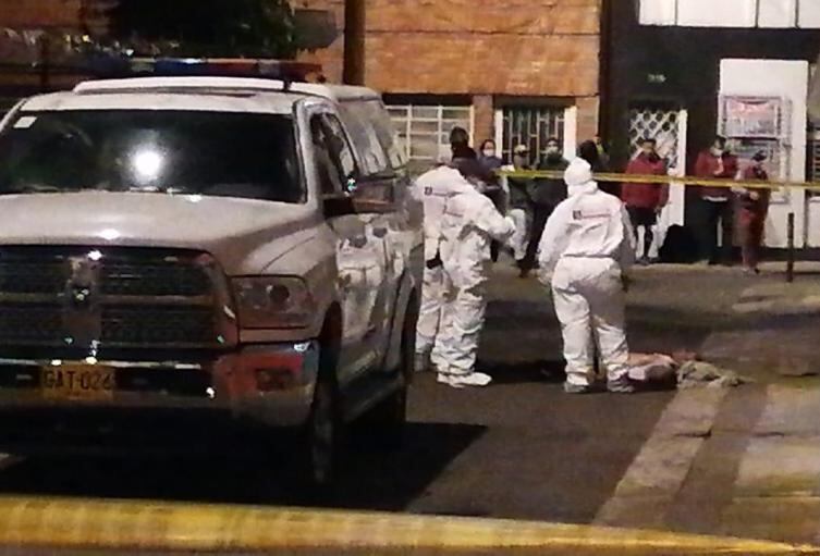 Autoridades investigan quién fue el responsable del asesinato de una persona en un billar de Bogotá.