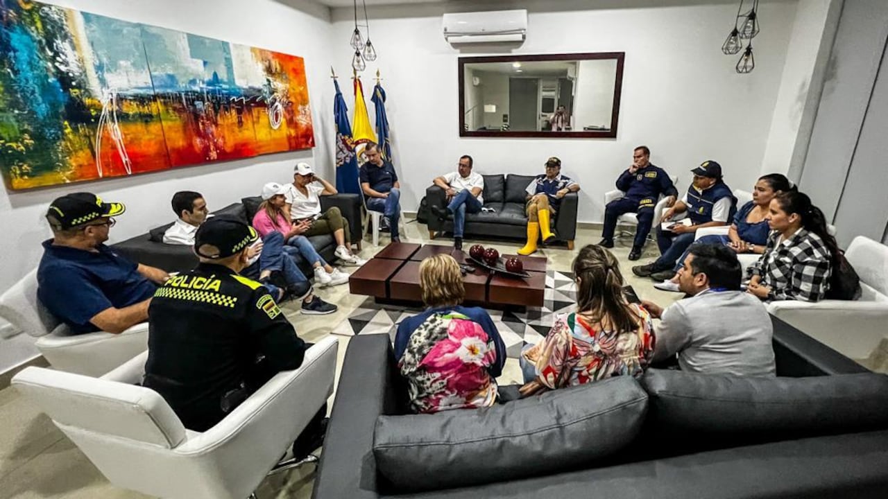 Autoridades durante en reunión tratando temas de afectaciones por la ola invernal.