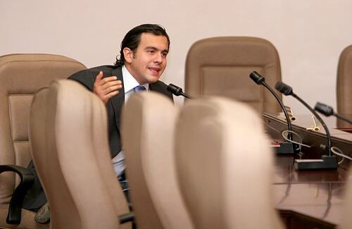 Rodrigo Lara, senador por el Partido Cambio Radical quien se encuentra reemplazando a Germán Vargas LLeras, fue quien más recibió críticas por parte de los representantes de las diferentes organizaciones de ciudadanos.

Él ha dicho que se declarará impedido ante la Comisión para votar la reforma política, porque eventualmente en un futuro  podría reemplazar a alguien investigado por parapolítica. 

En varias intervenciones reiteró que jurídicamente podía verse sometido a una investigación disciplinaria que significa la muerte política. 

El exceso de previsión fue lo que los ciudadanos que participaron en el debate  cuestionaron de Lara, a quien le recordaron que su padre, había muerto por combatir el narcotráfico, y que él tenía un deber moral. 