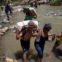 Estos pasos son controlados por grupos irregulares o personas que cobran por el ingreso informal.