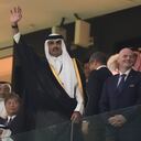 El jeque Tamim bin Hamad Al Thani saluda junto al presidente de la FIFA, Gianni Infantino, antes del partido inaugural de la Copa del Mundo entre Qatar y Ecuador en el estadio Al Bayt en Al Khor, Qatar, el domingo 20 de noviembre de 2022. (AP Photo/Manu Fernandez)