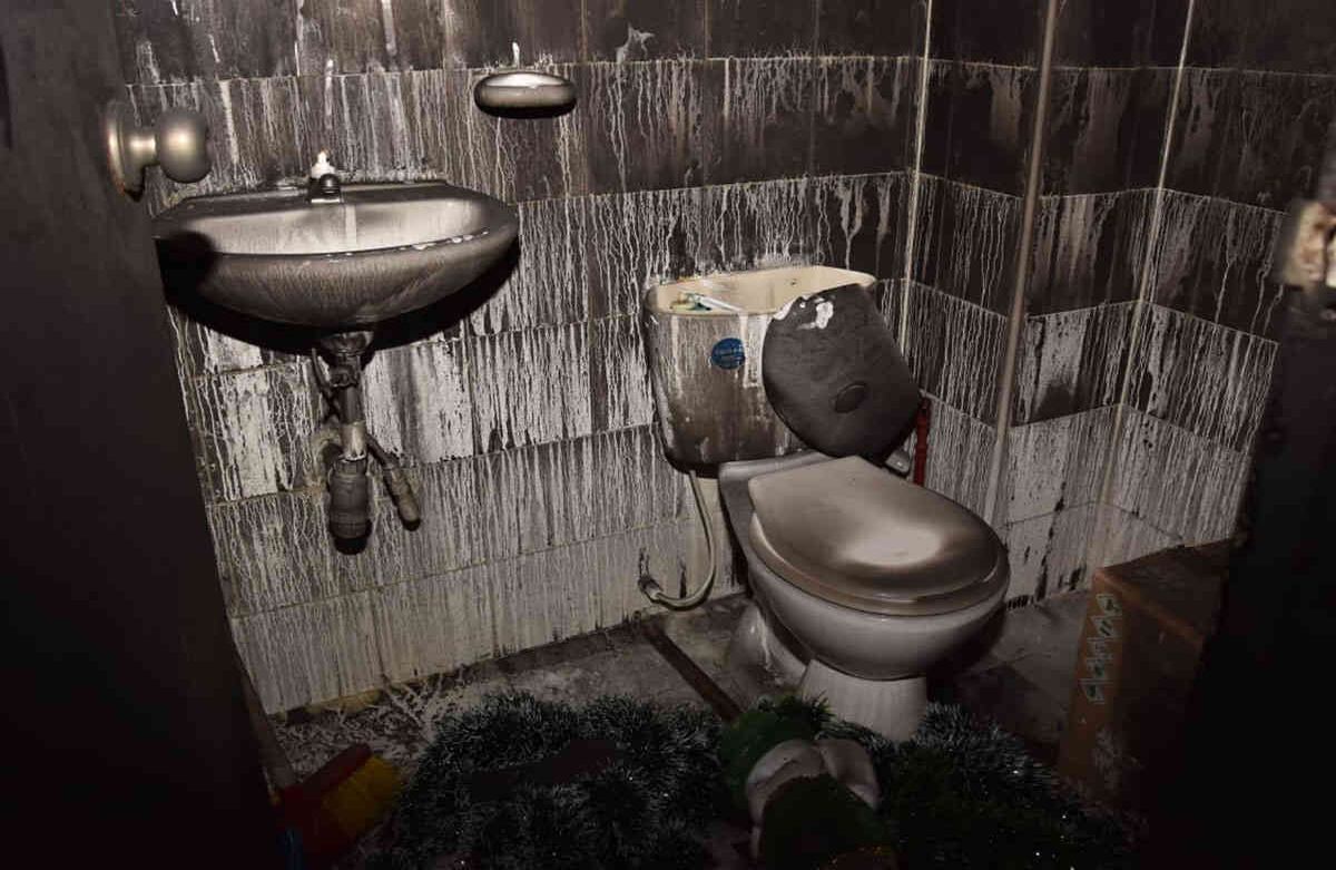 En un recorrido por los diferentes CAI de la localidad de Engativá, la fotógrafa Alexandra Ruiz captó con su lente cómo hasta los baños de las estaciones fueron quemados por manifestantes violentos. 