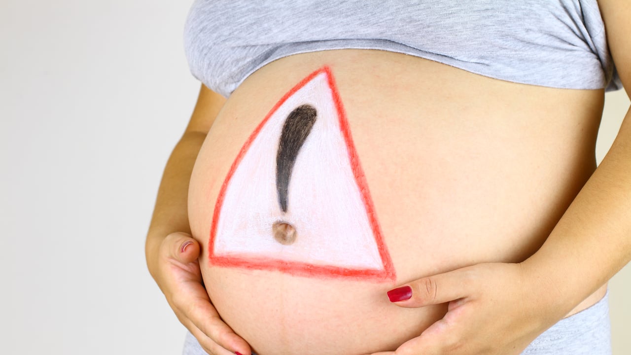 Científicos analizan las consecuencias de las vacunas COVID-19 en las mujeres embarazadas