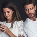 Revisar el celular puede se señal de tener celos enfermizos.