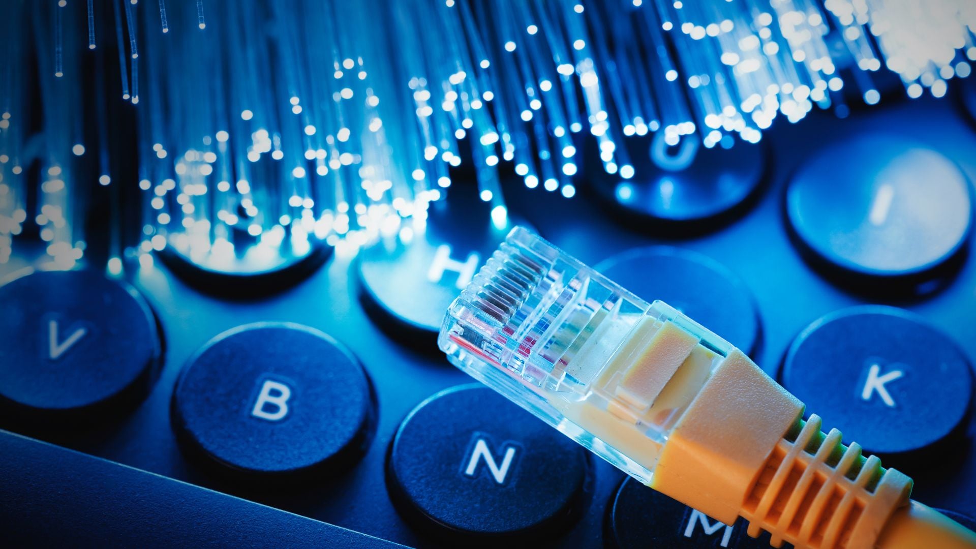 El internet de fibra óptica se transmite a través de hebras de vidrio.