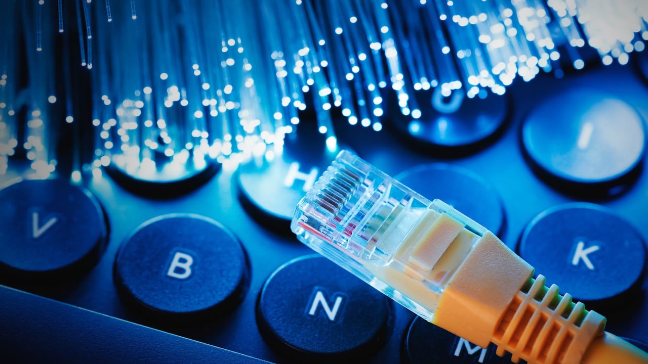 El internet de fibra óptica se transmite a través de hebras de vidrio.