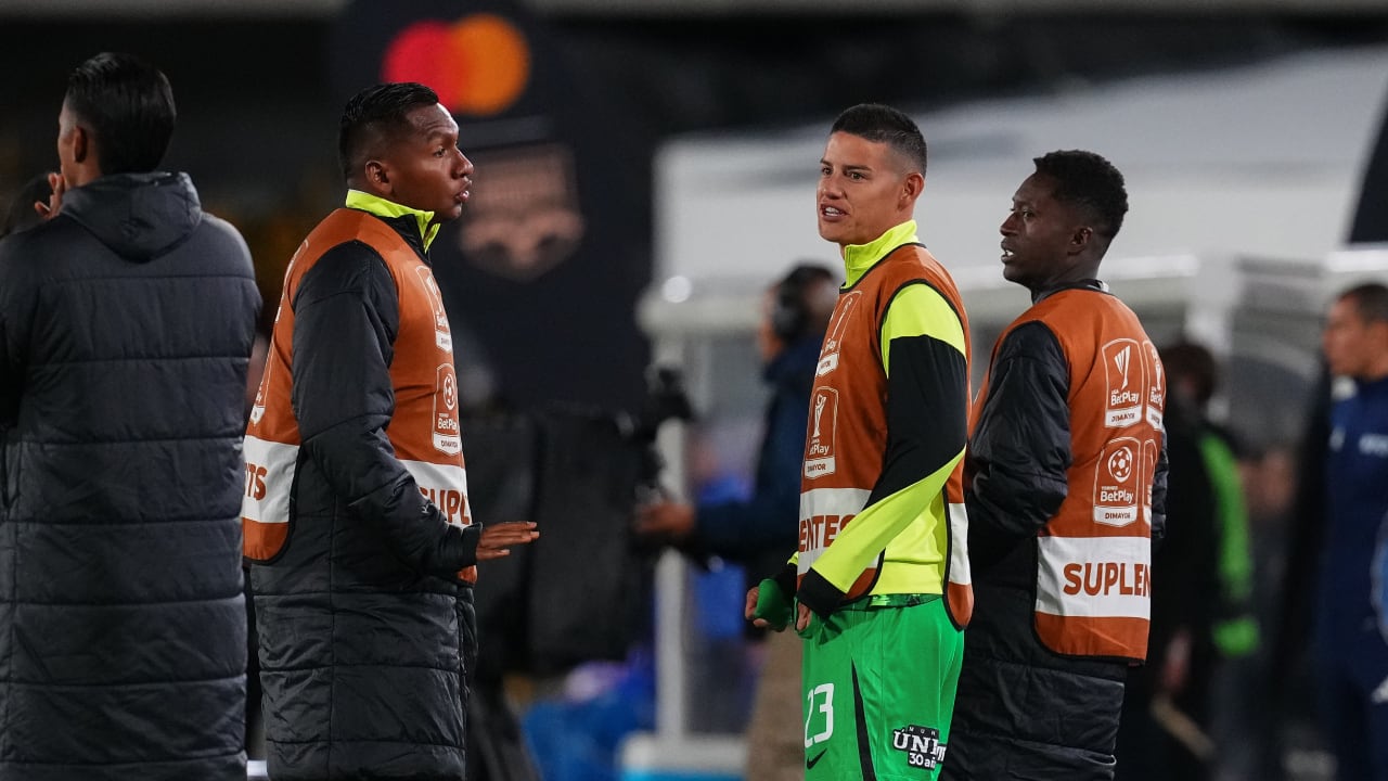 Alfredo Morelos, James Rodríguez y Marlos Moreno cerca al banquillo de Atlético Nacional