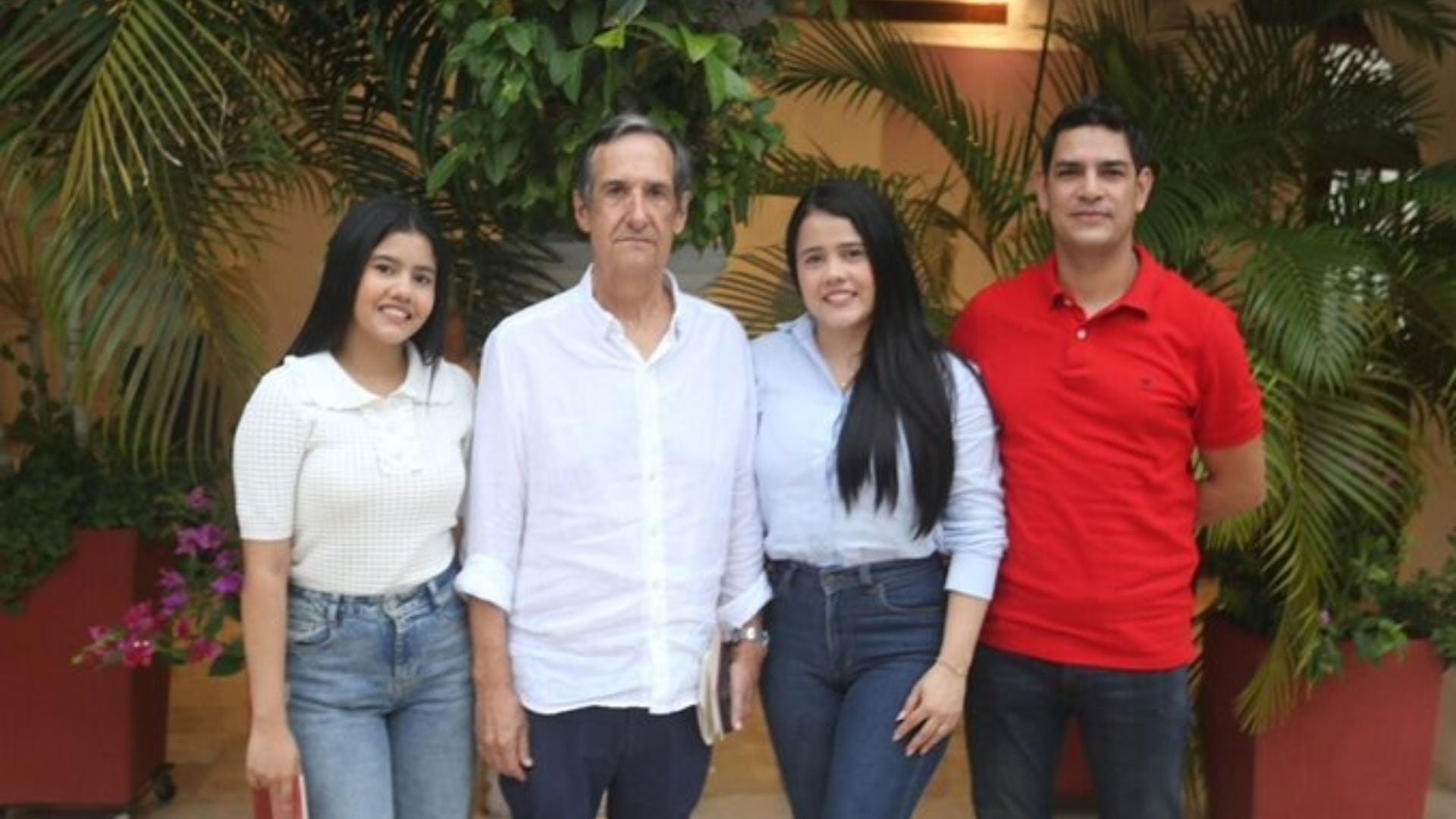 Mariana Tafur celebra junto a su familia el logro que la convirtió en la estudiante con el mejor puntaje del Icfes en Colombia durante el primer semestre de 2026.