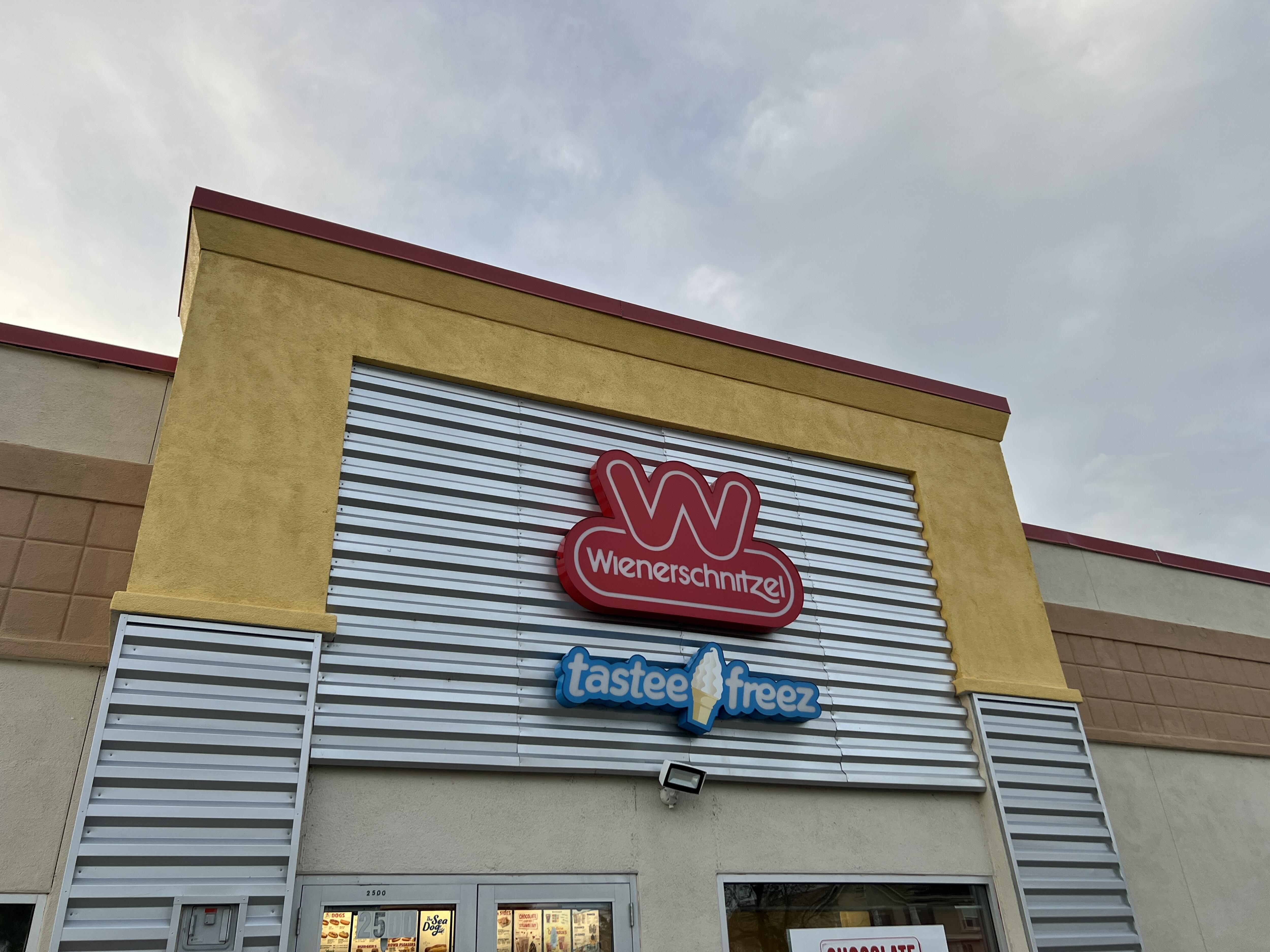 Exterior del restaurante de comida rápida Wienerschnitzel and Tastee Freez en un día despejado, Dixon, California, 15 de febrero de 2024. (Foto: Smith Collection/Gado/Getty Images)