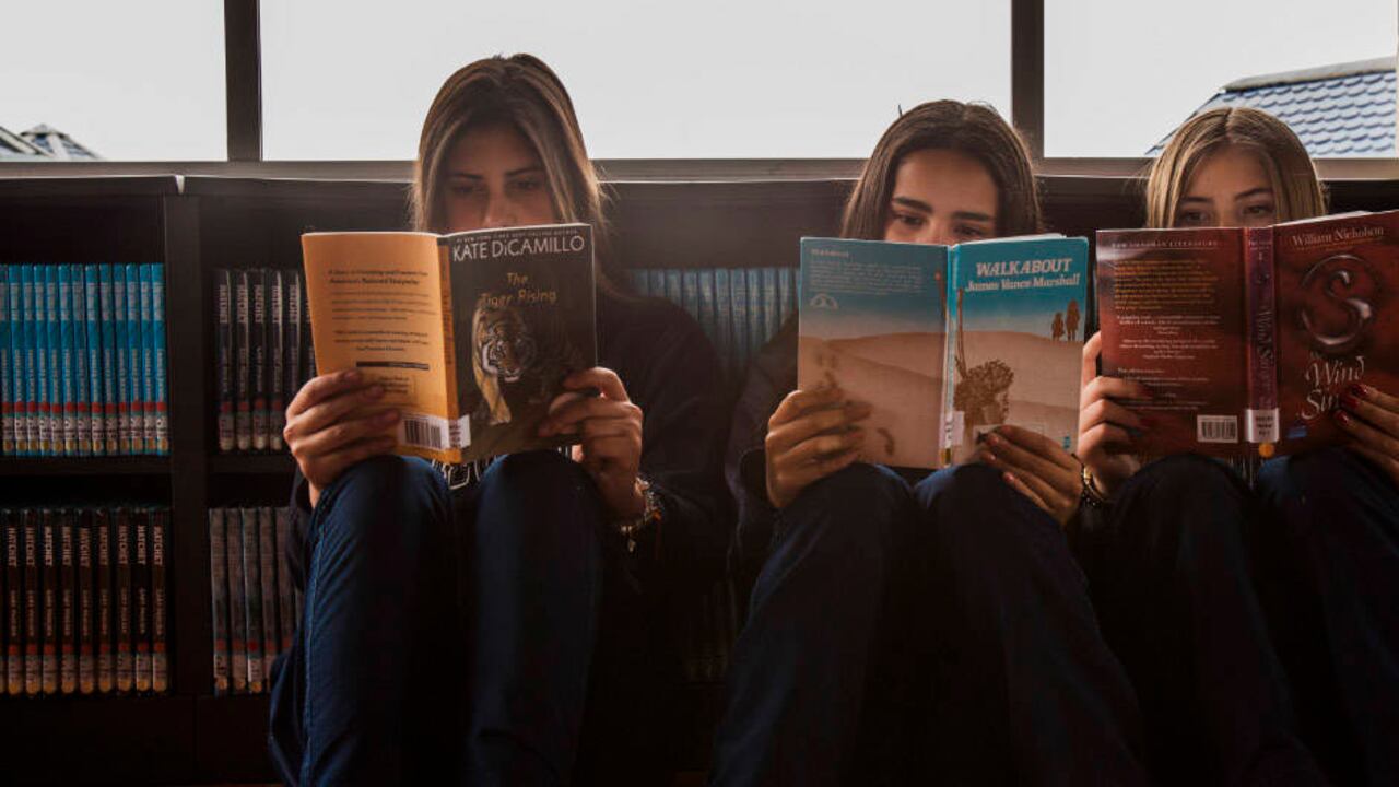 En algunos colegios, como en el Gimnasio Los Caobos, algunos alumnos participan en el proceso de elección de los títulos que leerán a lo largo del año. oto: Nathalia Angarita - semana