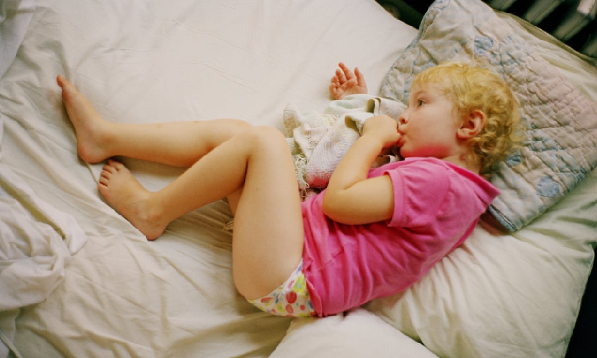 Tips para que los niños dejen de chupar dedo. ¿En qué casos es peligroso?