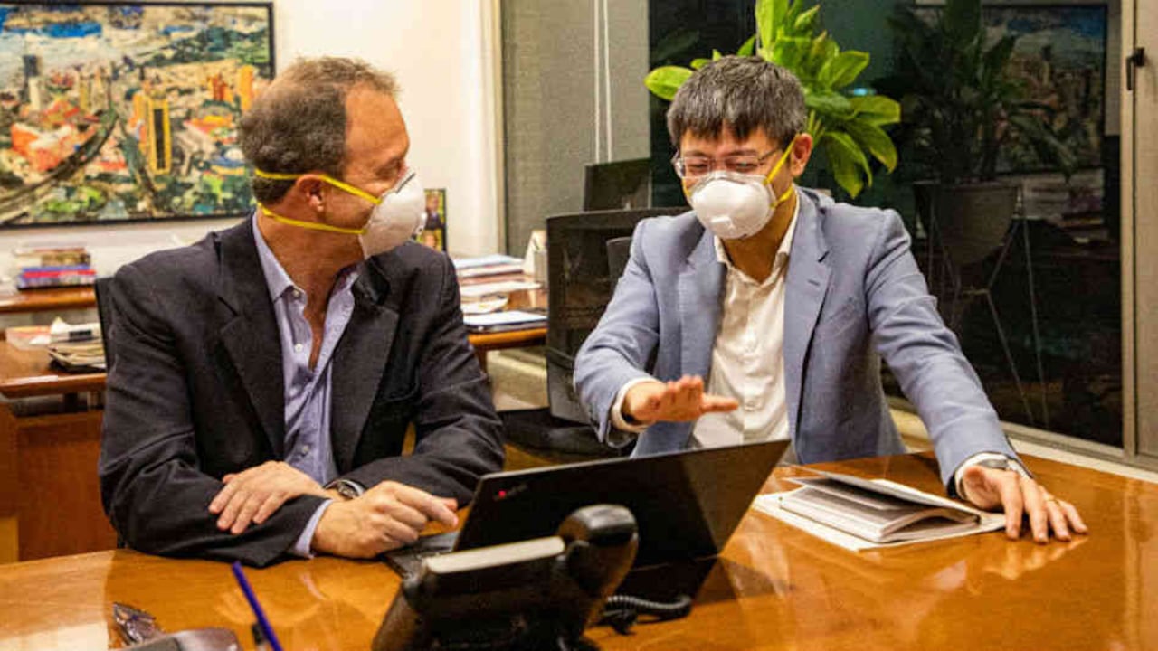 Andrés Escobar junto a uno de los directivos del consorcio chino que construirá la obra.