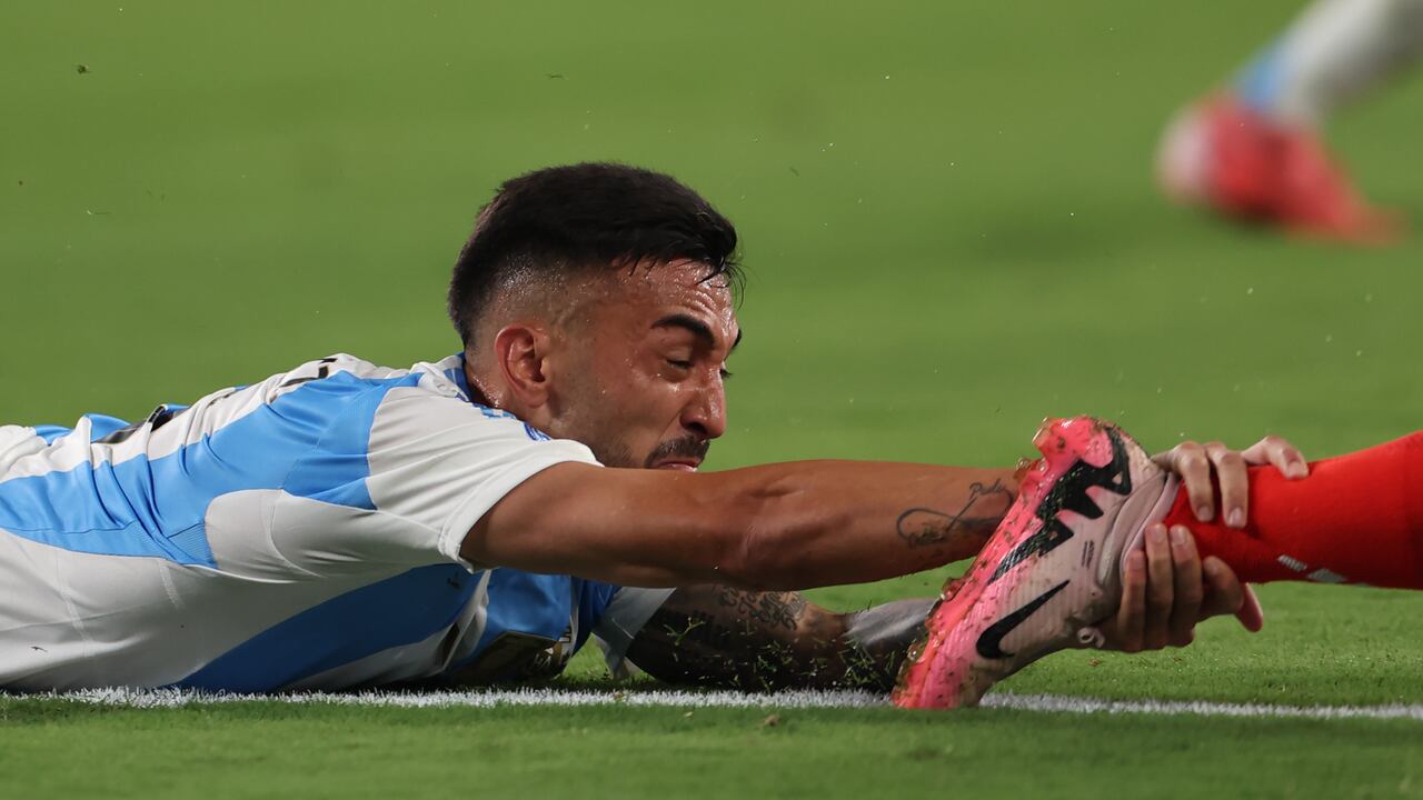 Nicolás González, de Argentina, agarra el tobillo de un jugador chileno durante el partido CONMEBOL Copa América 2024 entre Chile y Argentina en el estadio MetLife el 25 de junio de 2024 en East Rutherford, Nueva Jersey. (Foto de Rob Carr/Getty Images)