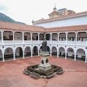 Desde la Universidad del Rosario advierten que han cumplido los protocolos legales. Aunque han decidido la expulsión de Rivera, no se ha ejecutado. Resulta inexplicable que la decisión que debe tomar el “comité de decanos” haya tardado meses mientras Patricia esperaba una justicia que aún está en mora.