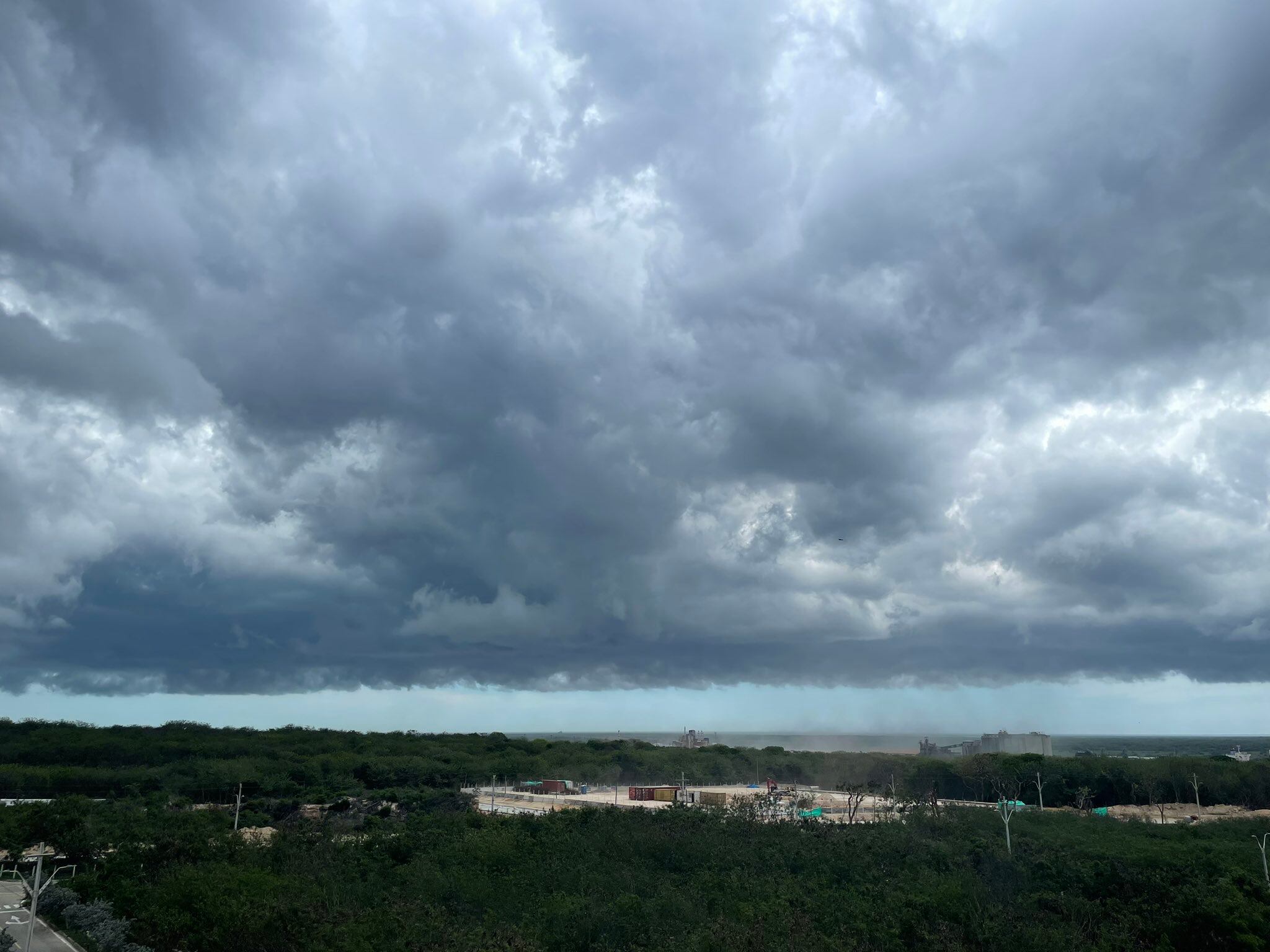 Varias casas han resultado destechadas y sin paredes por el fuerte vendaval que azotó este domingo al Atlántico.