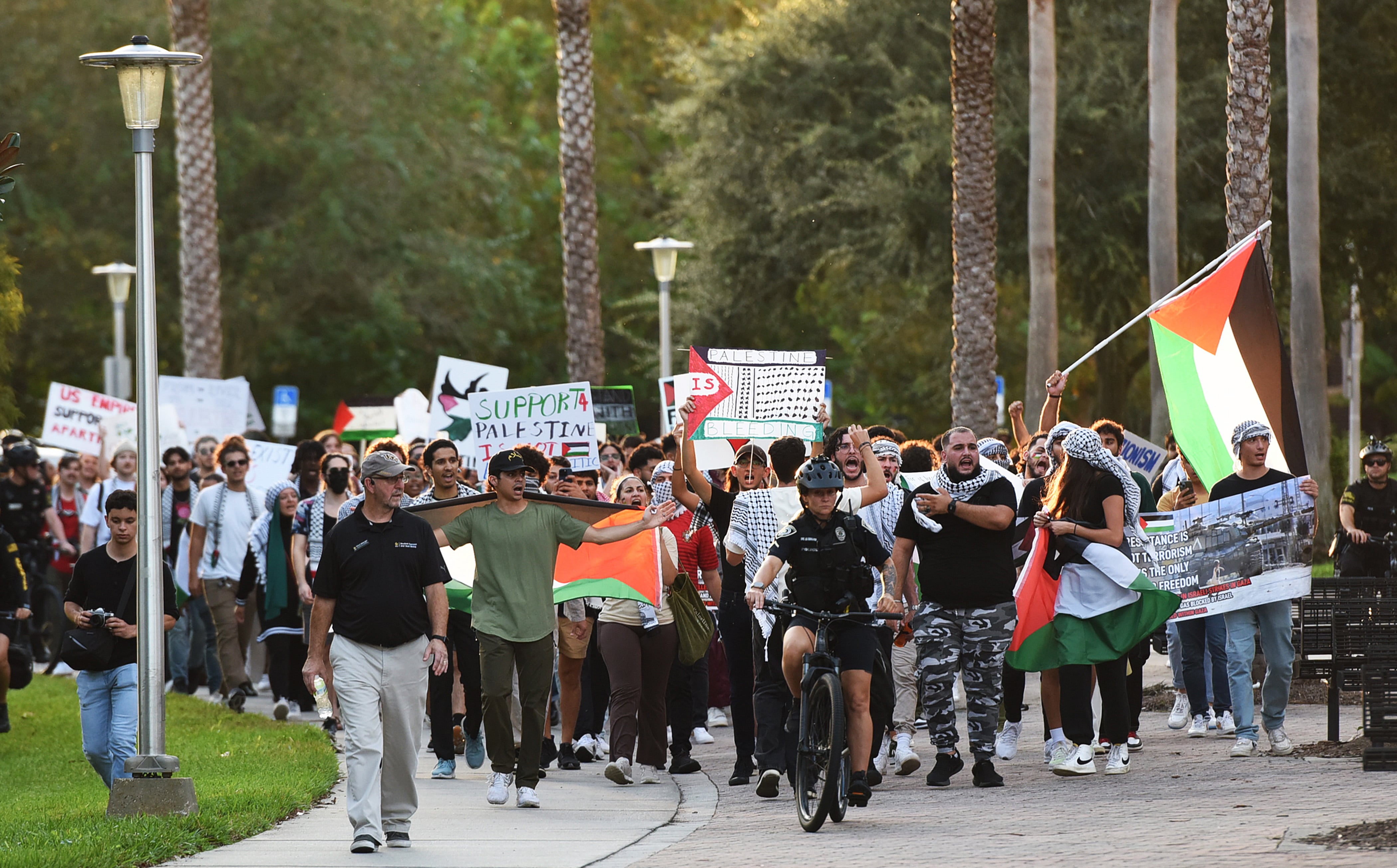 Estudiantes de la Universidad de Florida Central realizan una manifestación y marcha en apoyo de los palestinos en Orlando, Florida, Estados Unidos, el 13 de octubre de 2023.