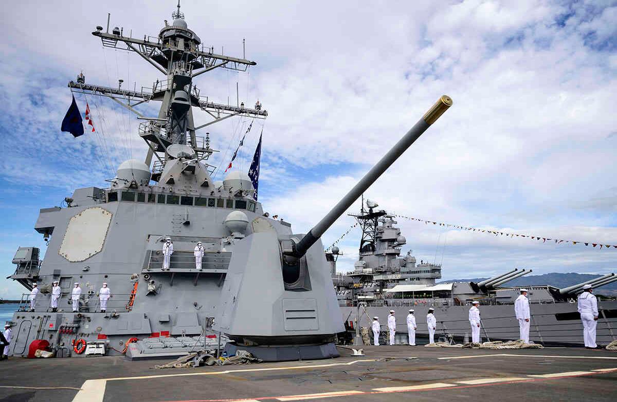 En esta imagen proporcionada por la Marina de los EE. UU., los marineros manejan los rieles mientras el destructor de misiles guiados USS Michael Murphy (DDG 112), pasa por el Battleship Missouri Memorial, durante la ceremonia oficial por el aniversario 75 de la rendición japonesa que terminó con la Segunda Guerra Mundial. Imagen tomada el 2 de septiembre de 2020 en Honolulu, Hawái. Foto: Marina de los EE. UU vía AP