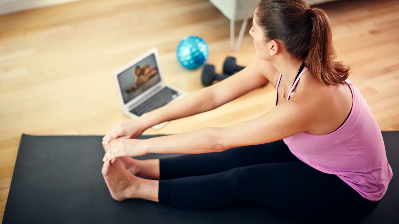 La actividad física permite mantener el peso dentro de rangos saludables.