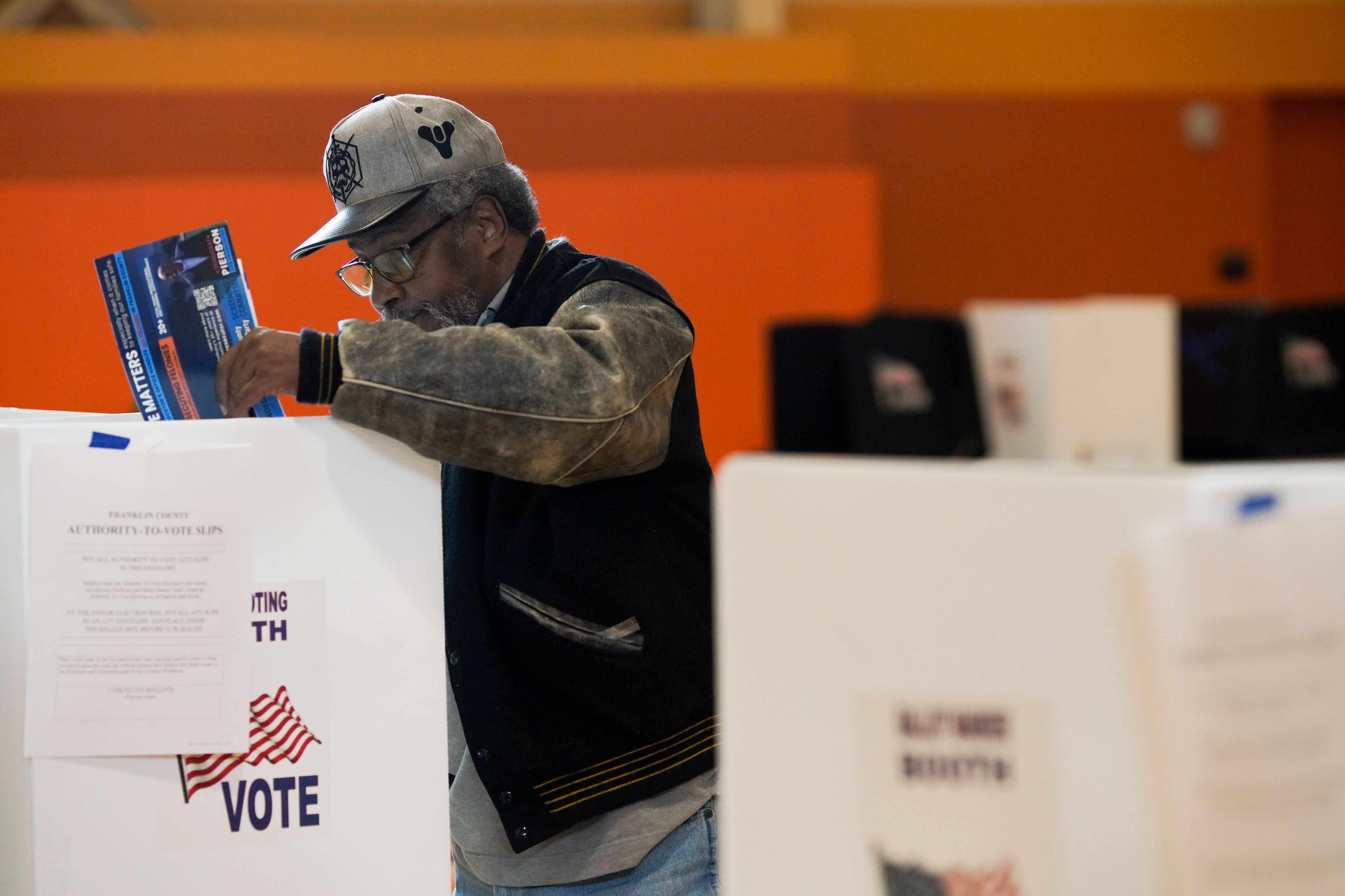 Organizadores bilingües ya están en el terreno en Arizona, y la campaña ha abierto una oficina en Maryvale, una importante comunidad hispana de Phoenix. La campaña ha contratado a más de 40 personas en Nevada y Arizona.