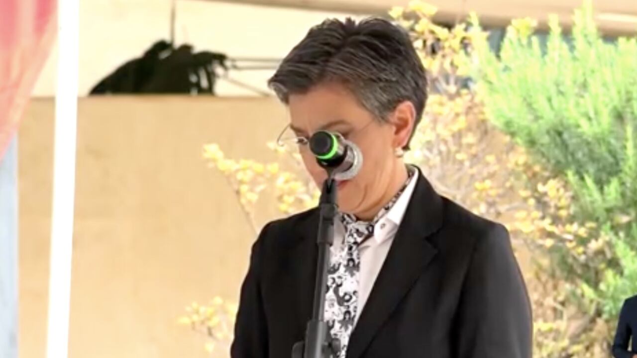 Claudia López no puede contener las lágrimas en homenaje a policías asesinados por el Clan del Golfo