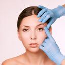 La técnica suave y no invasiva del drenaje linfático en casa ofrece una opción segura para quienes desean abordar los párpados caídos sin recurrir a procedimientos quirúrgicos o tratamientos cosméticos más agresivos.