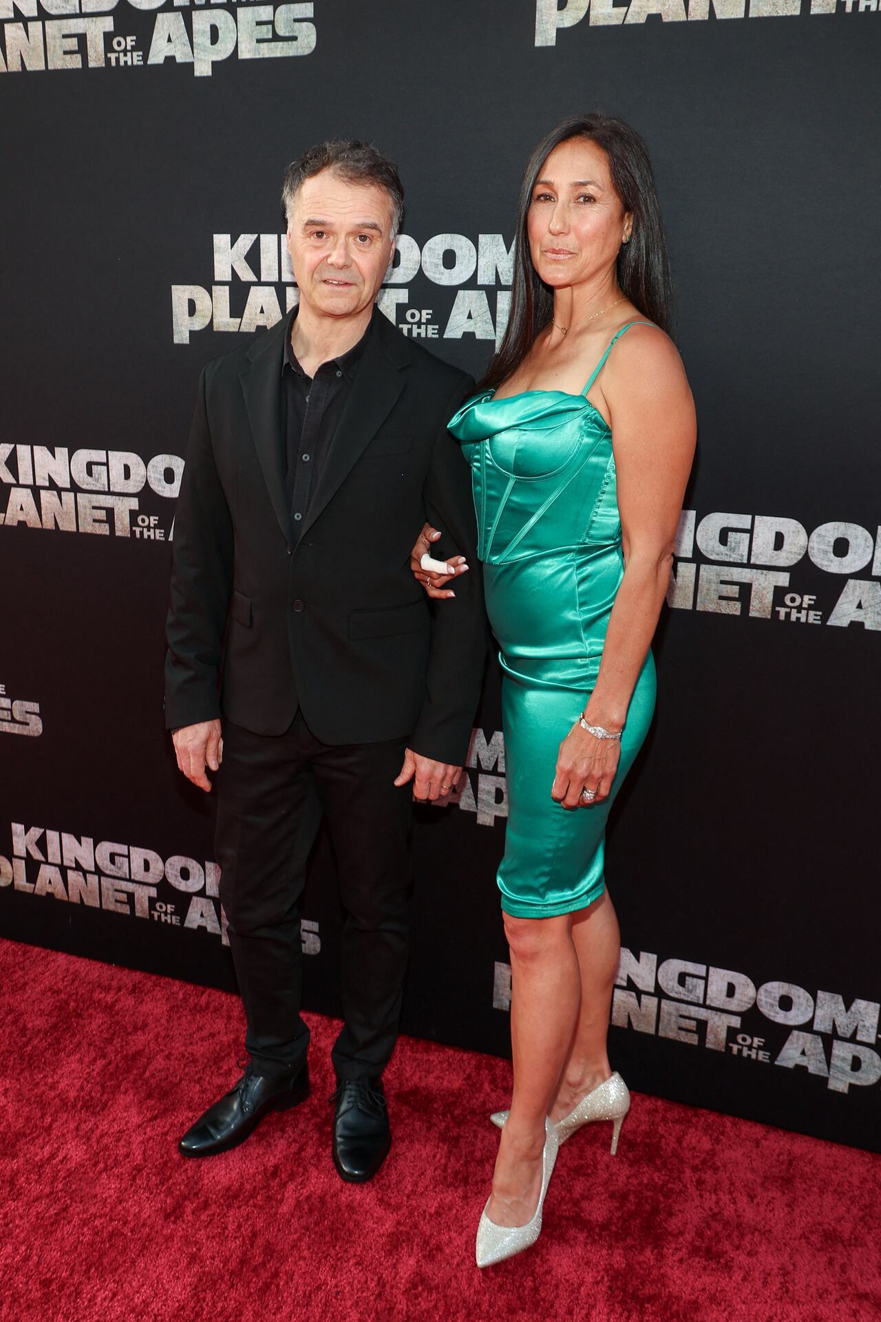 Alain Gauthier y Kansas Carradine en la premiere de 'Kingdom Of The Planet Of The Apes' en Hollywood, California.